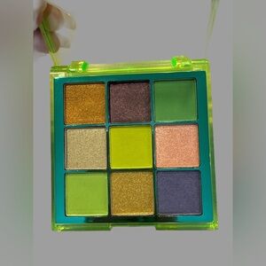 Vibrant Eyeshadow Palette with Green and Gold Shades